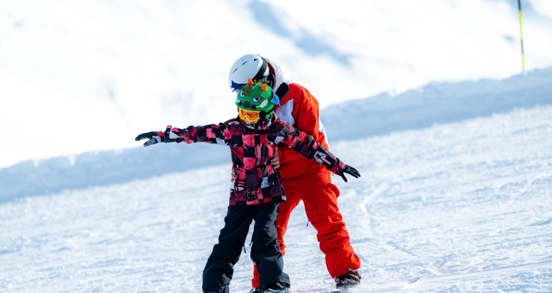 2 kinderen op ski's