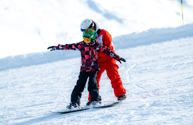 2 kinderen op ski's